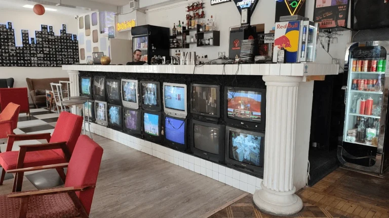 Экраны в кафе как элемент дизайна