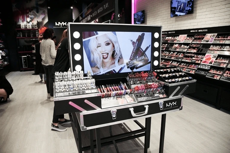 Роль экранов в магазинах одежды и косметики